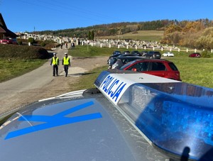 policjanci patrolują okolice cmentarzy