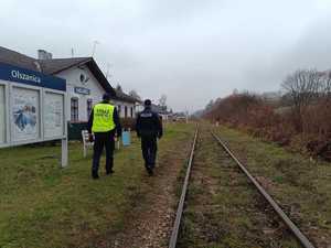 wspólny patrol policji i służby ochrony kolei