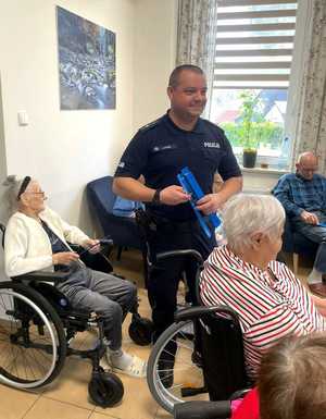 dzielnicowi z Baligrodu spotkali się z mieszkańcami DPS w tej miejscowości