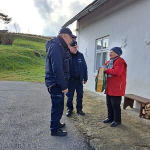 dzielnicowi z Polańczyka odwiedzili w Mikołajki 90-letnia podopieczną