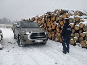 dzielnicowi na kontroli w lesie