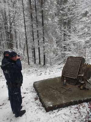 dzielnicowi palą znicz pamięci w miejscu katastrofy śmigłowca w Cisnej