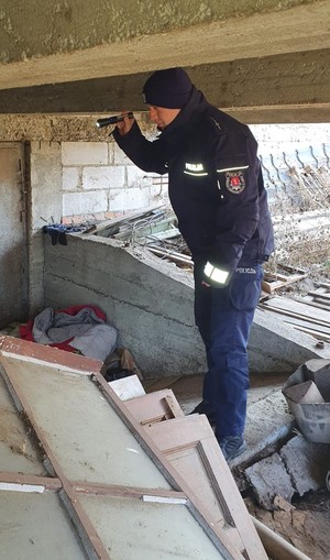 dzielnicowi z Leska kontrolują miejsca gdzie mogą przebywać bezdomni