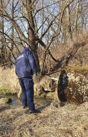 dzielnicowi z Leska kontrolują miejsca gdzie mogą przebywać bezdomni