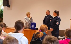 policjanci na spotkaniach z dziećmi odpoczywającymi w Bieszczadach na zimowiskach