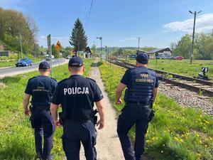 dzielnicowi wspólnie z SOK podczas kontroli infrastruktury kolejowej