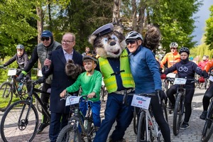 policjanci na 1. Powiatowym Rajdzie Rowerowym w Lesku