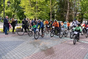policjanci na 1. Powiatowym Rajdzie Rowerowym w Lesku
