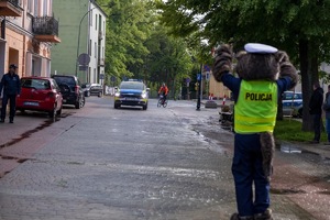 policjanci na 1. Powiatowym Rajdzie Rowerowym w Lesku