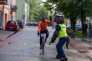 policjanci na 1. Powiatowym Rajdzie Rowerowym w Lesku