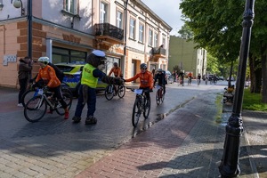 policjanci na 1. Powiatowym Rajdzie Rowerowym w Lesku