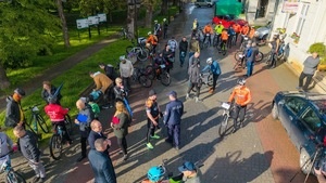 policjanci na 1. Powiatowym Rajdzie Rowerowym w Lesku