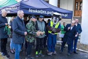 policjanci na 1. Powiatowym Rajdzie Rowerowym w Lesku