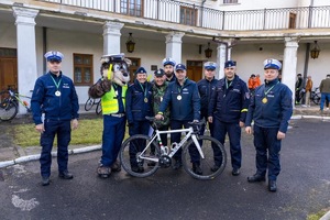 policjanci na 1. Powiatowym Rajdzie Rowerowym w Lesku