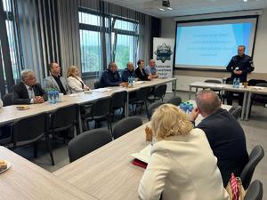 przedstawiciele instytucji pomocowych podczas rozmowy na temat bezpieczeństwa dzieci
