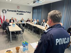 przedstawiciele instytucji pomocowych podczas rozmowy na temat bezpieczeństwa dzieci