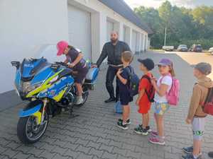 dzieci odwiedziły leską komendę Policji