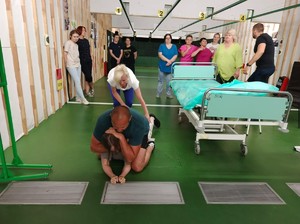 policjanci szkolą pracowników służby zdrowia z technik samoobrony