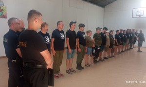 policjanci na obozie harcerskim przypominają o bezpieczeństwie