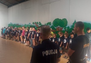 policjanci na obozie harcerskim przypominają o bezpieczeństwie