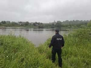 Policjanci monitorują sytuację hydrologiczną na terenie powiatu leskiego