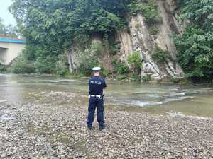 Policjanci monitorują sytuację hydrologiczną na terenie powiatu leskiego