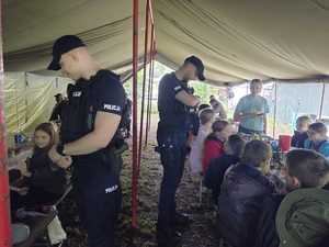 Policjanci odwiedzają harcerzy wypoczywających w Bieszczadach