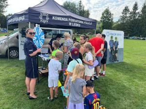 policjanci na pikniku rodzinnym w Uhercach Mineralnych promowali bezpieczeństwo