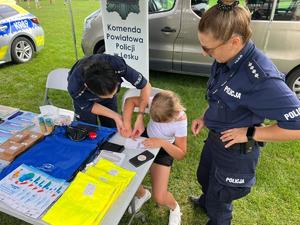 policjanci na pikniku rodzinnym w Uhercach Mineralnych promowali bezpieczeństwo