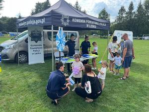 policjanci na pikniku rodzinnym w Uhercach Mineralnych promowali bezpieczeństwo
