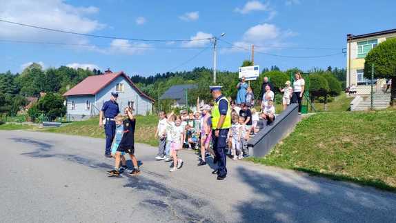 policjanci podczas działań &quot;Bezpieczna droga do szkoły&quot;