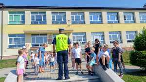 policjanci podczas działań &quot;Bezpieczna droga do szkoły&quot;