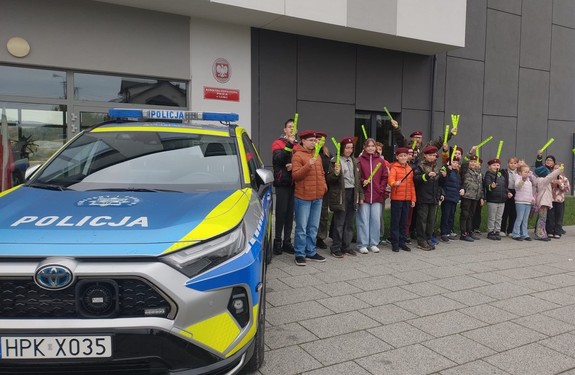 policjanci i harcerze podczas akcji &quot;Odblaskowy spacer z Policją&quot;