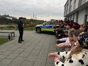 policjanci i harcerze podczas akcji &quot;Odblaskowy spacer z Policją&quot;