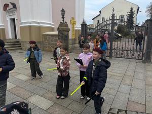 policjanci i harcerze podczas akcji &quot;Odblaskowy spacer z Policją&quot;
