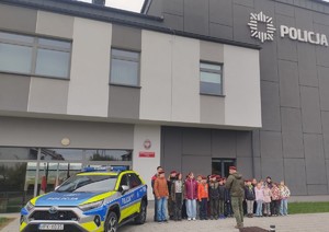 policjanci i harcerze podczas akcji &quot;Odblaskowy spacer z Policją&quot;