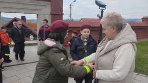 policjanci i harcerze podczas akcji &quot;Odblaskowy spacer z Policją&quot;