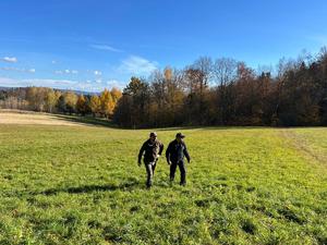 policjant i funkcjonariusz Straży Leśnej