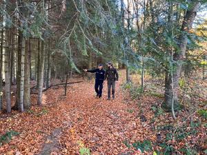 policjant i funkcjonariusz Straży Leśnej