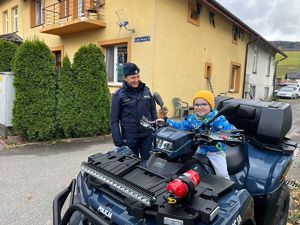 policjanci na charytatywnym pikniku rodzinnym w Baligrodzie