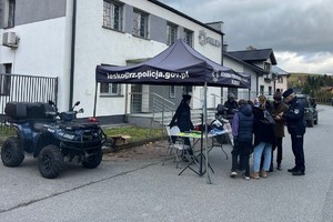 policjanci na charytatywnym pikniku rodzinnym w Baligrodzie