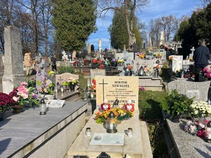 policjanci odwiedzają groby poległych funkcjonariuszy