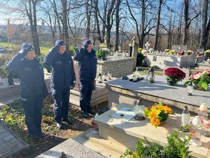 policjanci odwiedzają groby poległych funkcjonariuszy
