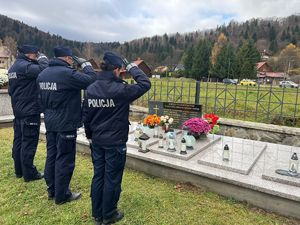 policjanci odwiedzają groby poległych funkcjonariuszy