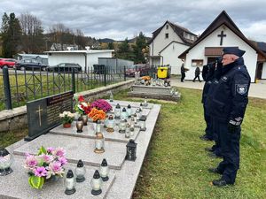 policjanci odwiedzają groby poległych funkcjonariuszy