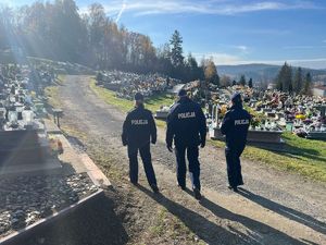 policjanci podczas akcji "Wszystkich Świętych"
