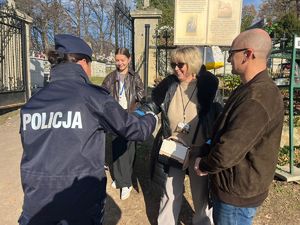 policjanci podczas akcji "Wszystkich Świętych"