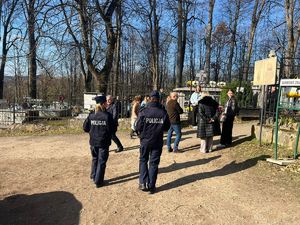 policjanci podczas akcji "Wszystkich Świętych"