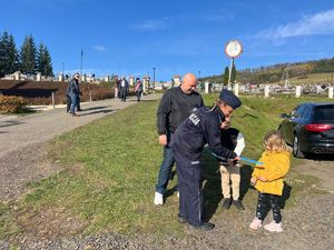 policjanci podczas akcji "Wszystkich Świętych"