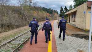 dzielnicowi podczas wspólnej kontroli ze Strażą Ochrony Kolei